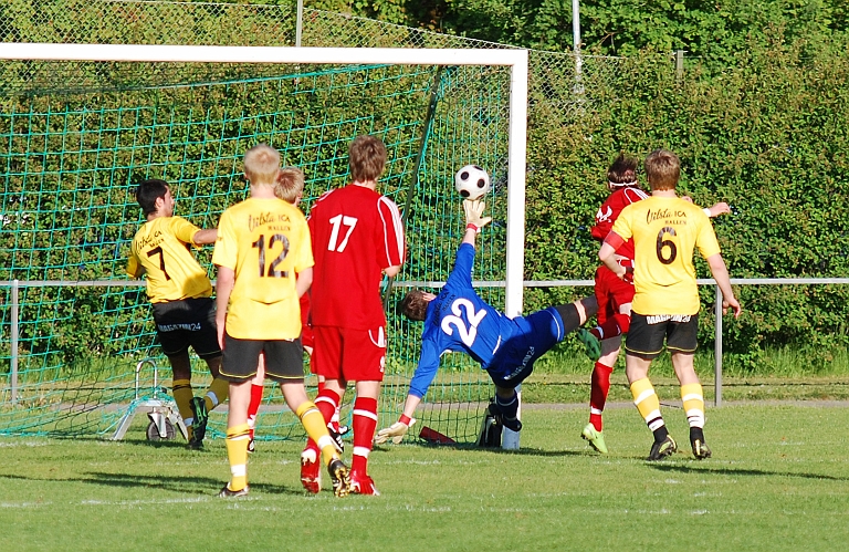 2009_0525_09.JPG - . . . . Men vid det 3:e försöket går bollen precis över handen och in i mål