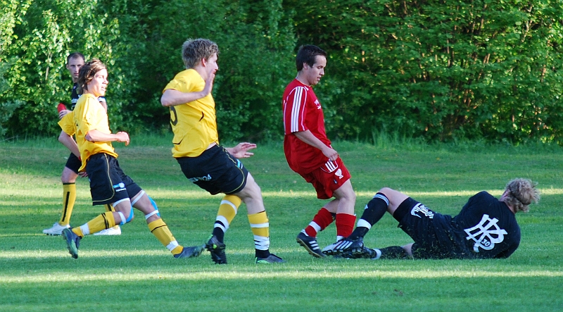 2009_0525_10.JPG - Max Verlage och Jocke Bohman är beredda på en ev. retur om från målvakten