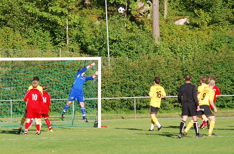 2009_0525_11.JPG - Tom Oleson boxar undan bollen uppe i sitt vänstra kryss