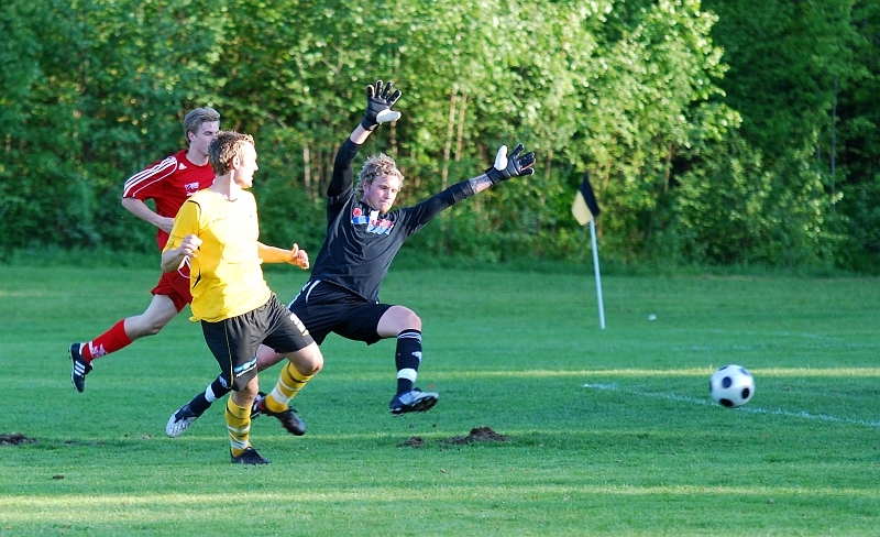 2009_0525_13.JPG - Strax efter gör Dennis Jansson 4-1 till Södra