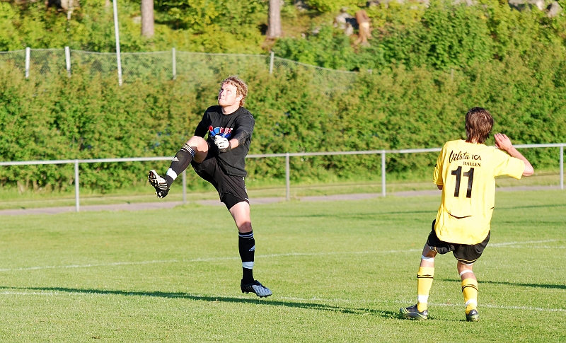 2009_0525_14.JPG - BK30 målvakten är långt ute och sparkar undan bollen