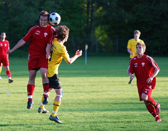 2009_0525_17.JPG - Max Verlage i nickduell med en BK30 spelare