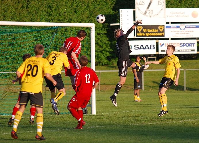 2009_0525_19.JPG - Ännu en målchans för Södra men BK30 försvaret reder ut situationen