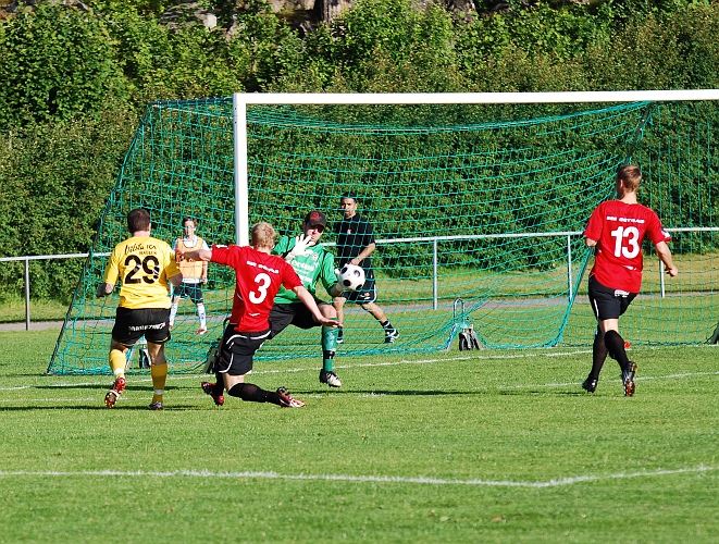 2009_0617_01.JPG - Södra började klart bäst i matchen och här är det Thomas Giourgas som har ett bra läge