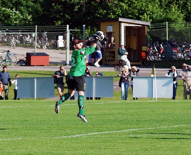 2009_0617_02.JPG - Kungsörs målvakt plockar enkelt ner höjdboll