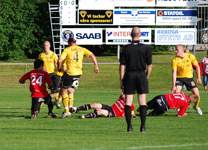 2009_0617_04.JPG - Kungsörsspelarna får till slut iväg bollen men . . . . .