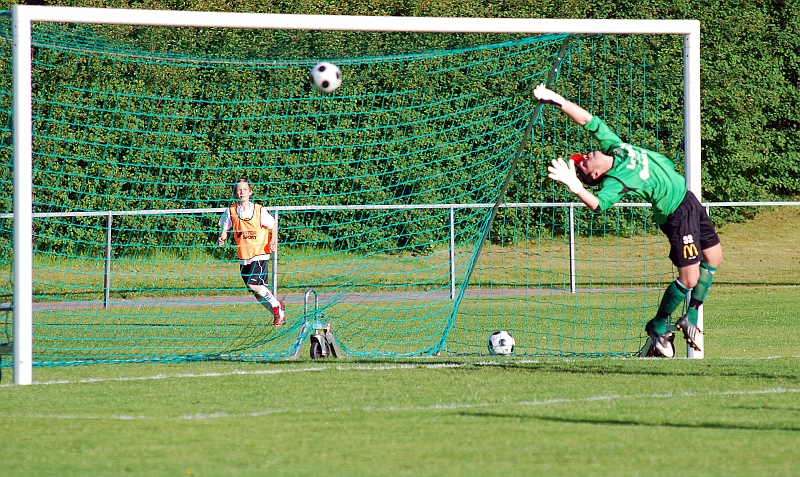 2009_0617_05.JPG - . . . . Mikael Wiker drar till på volley från ca. 30 meter, ett kanonskott i mål och Södra leder med 1-0