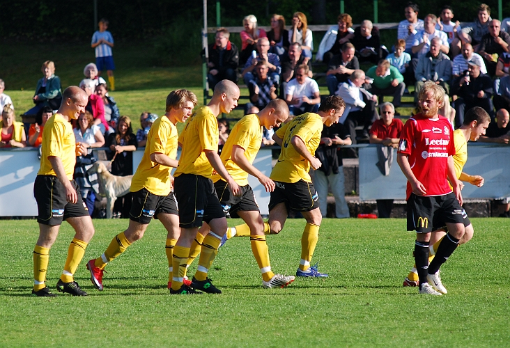 2009_0617_06.JPG - Glada Södraspelare efter ledningsmålet