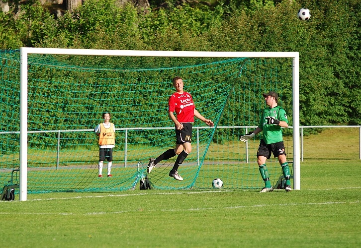 2009_0617_07.JPG - Ytterligare en farlig Södrachans när målvakten är överspelad, men en Kungsörsspelare nickar undan på mållinjen