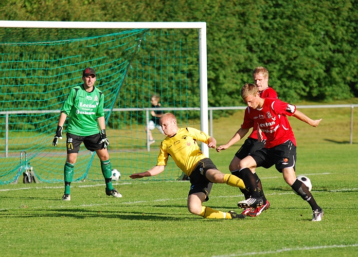 2009_0617_08.JPG - Kristoffer Storm var ständigt ett orosmoment för Kungsörsförsvaret