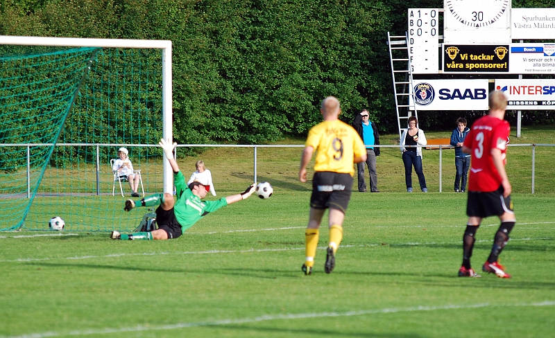 2009_0617_09.JPG - Kungsörs målvakt tippar ut bollen till hörna på en frispark från Mikael Wiker