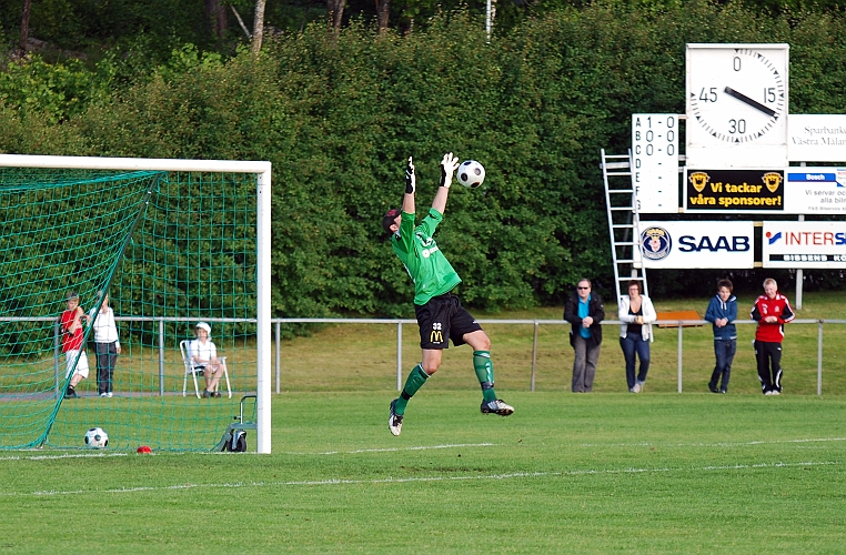 2009_0617_11.JPG - Kungsörs målvakt blev lite överraskad av ett skott utifrån planen, men fick till slut kontroll på bollen