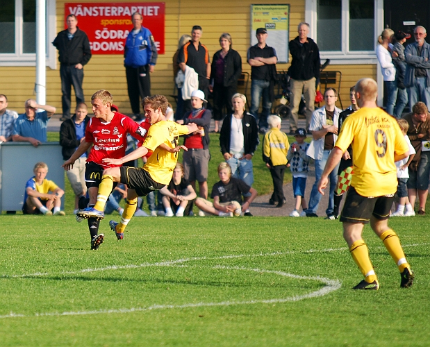 2009_0617_13.JPG - Ken Jansson har precis skjutit iväg bollen och kan se den gå över målvakten och in bortre gaveln i målet. 3-1 till Södra