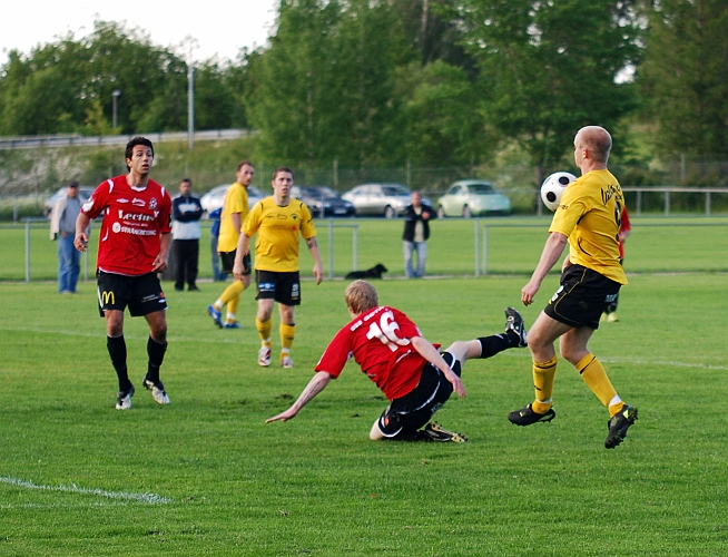 2009_0617_15.JPG - Kristofer Storm är framme och oroar Kungsörsförsvaret