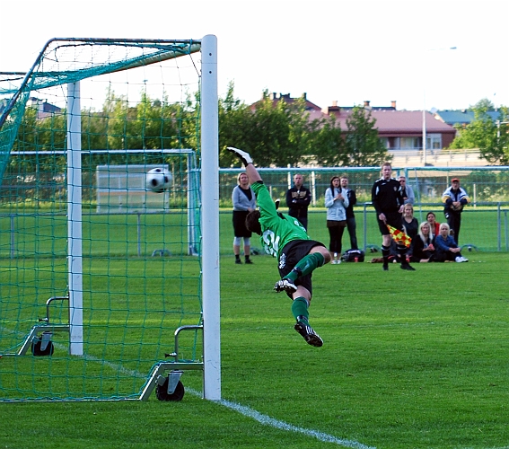 2009_0617_19.JPG - Mikael Wiker lägger en frispark strax utanför straffområdet, och bollen tar i bortre stolpen och ut