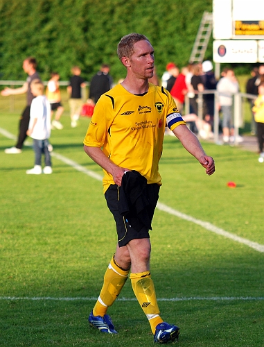 2009_0617_21.JPG - En nöjd lagkapten efter seger mot Kungsör