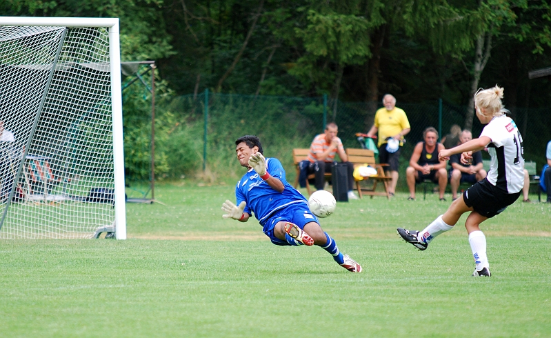 2009_0704_111906AA.JPG - Jonas Hammarlund för tillfälligt målvakt i denna match, ser lite obekväm ut i situationen.