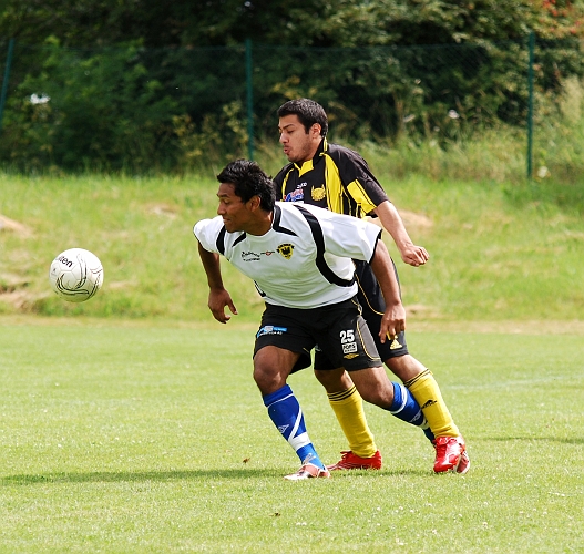 2009_0704_112941AA.JPG - 2:a matchen spelades mot Wahlsta SK och Södra spelar i vita tröjor