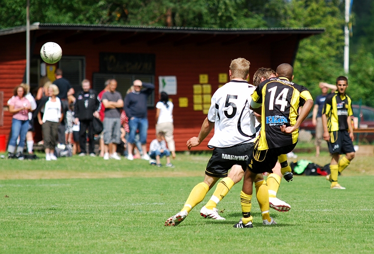 2009_0704_113257AA.JPG - Wahlsta låg på hårt i början av matchen