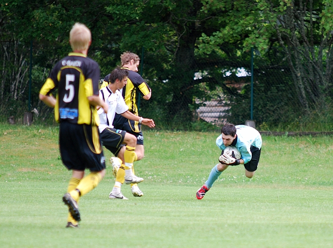 2009_0704_113937AA.JPG - Wahlstas målvakt gör en språngräddning framför Rio Babovic