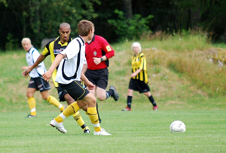 2009_0704_114816AA.JPG - Dennis Jansson möter ett uppspel och spelar snett bakåt