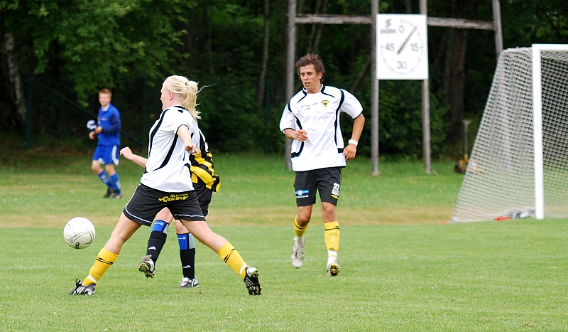 2009_0704_115220AA.JPG - Elin Bergkvist i kamp om bollen