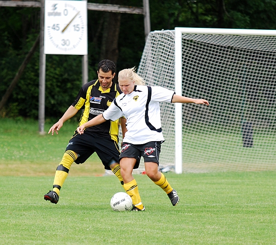 2009_0704_115305AA.JPG - Linda Hurtig täcker bollen för försvararen