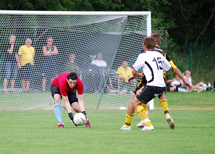 2009_0704_115536AA.JPG - Wahlstas målvakt plockar in bollen