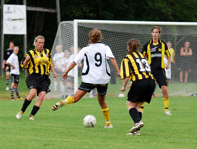 2009_0704_115933AA.JPG - Sofia Larsson är omringad av Wahlstaspelare