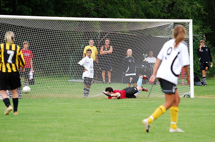 2009_0704_115938AA.JPG - Amanda Segerstedt (utanför bild) kvitterar till 1-1 i matchens slutskede och det blir straffar igen