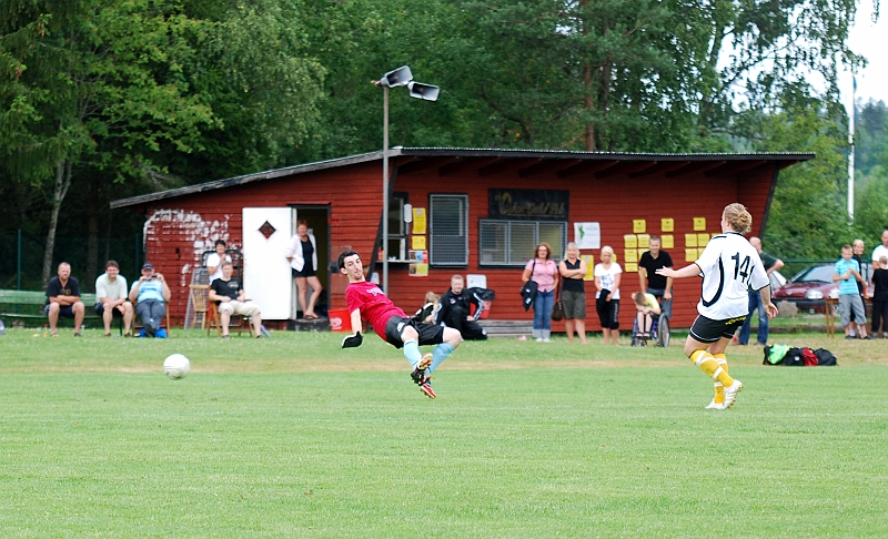 2009_0704_120427AA.JPG - Kajsa Rudengård gör mål på sin straff