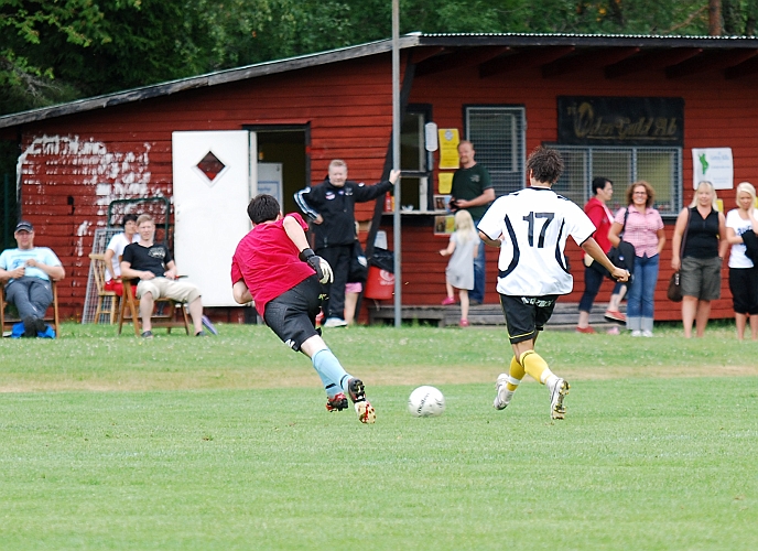 2009_0704_120537AA.JPG - Rio rundar målvakten och slår in sin straff