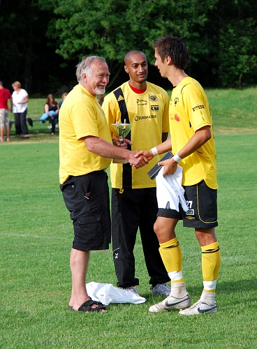 2009_0704_183628AA.JPG - Rio fick pris som bäste manlige spelaren i finalen