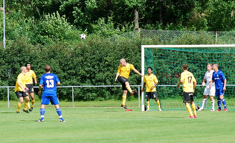 2009_0725_14.JPG - Gustav Gustavsson nickar undan bollen efter en hörna