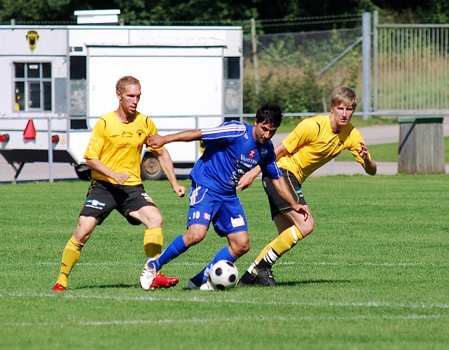 2009_0808_07.JPG - Ölmespelaren utmanar och försöker att ta sig förbi Jocke Bohman