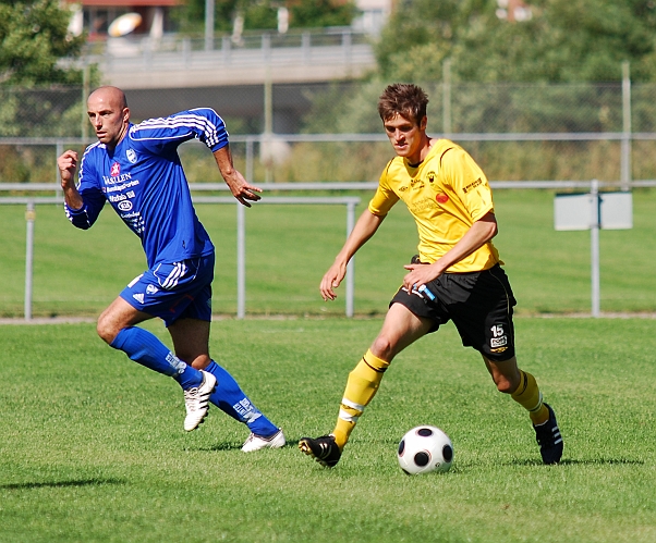 2009_0808_08.JPG - Ken Jansson försöker att rycka ifrån Ölmespelaren