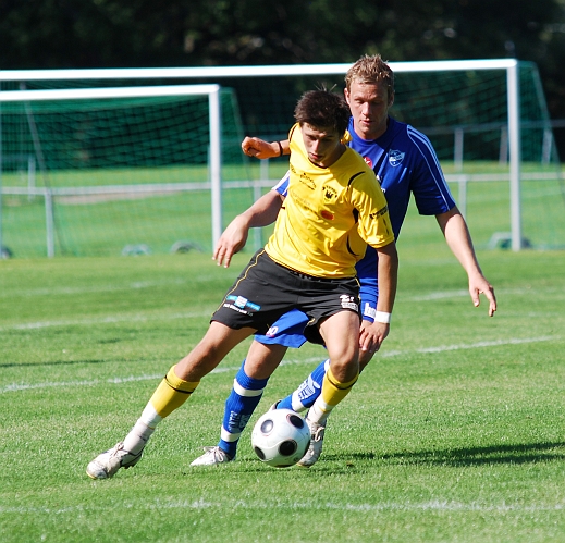 2009_0808_20.JPG - Rio Babovic är hårt uppvaktad av Ölmebacken (som fick 2 gula kort under matchen och därmed utvisad)
