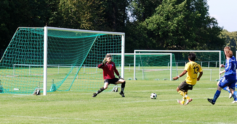 2009_0808_21.JPG - En bra chans för Jonas Hammarlund men målvakten gör en fotparad och räddar