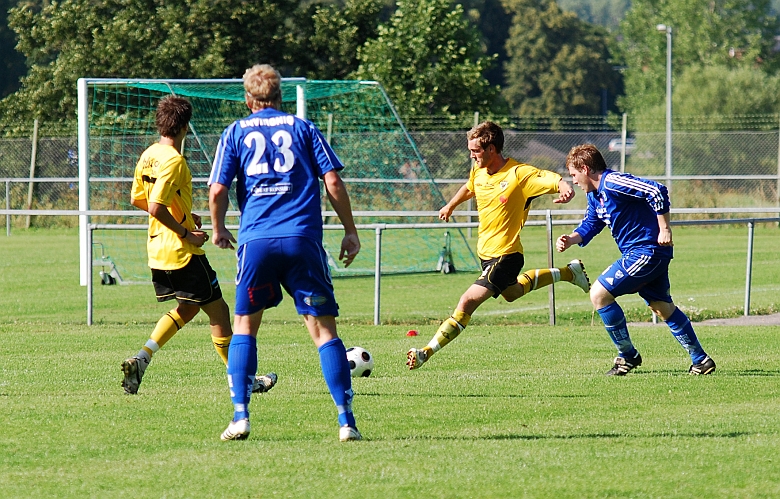 2009_0808_28.JPG - Dennis Jansson går för ett inlägg mot mål