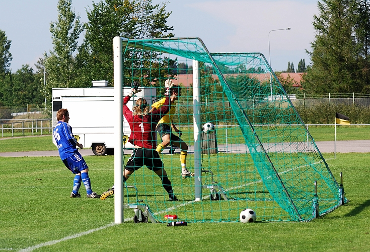 2009_0808_29.JPG - Nära att Rio Babovic kan styra in bollen i målet på ett inlägg från kanten
