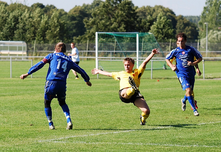 2009_0808_32.JPG - . . . . som precis går förbi Samuel Hultqvist, men . . . .