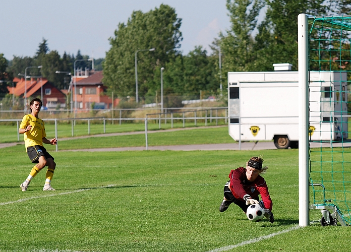 2009_0808_33.JPG - . . . . ytterligare en södraspelare finns där framme och skjuter bollen så att Ölmemålvakten får göra en kanonräddning nere vid stolproten