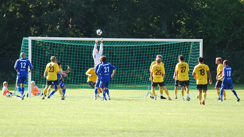 2009_0808_34.JPG - Glen Schön tippar bollen till hörna