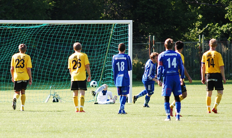 2009_0808_35.JPG - Här tar Ölme ledningen med 1-0 på straff