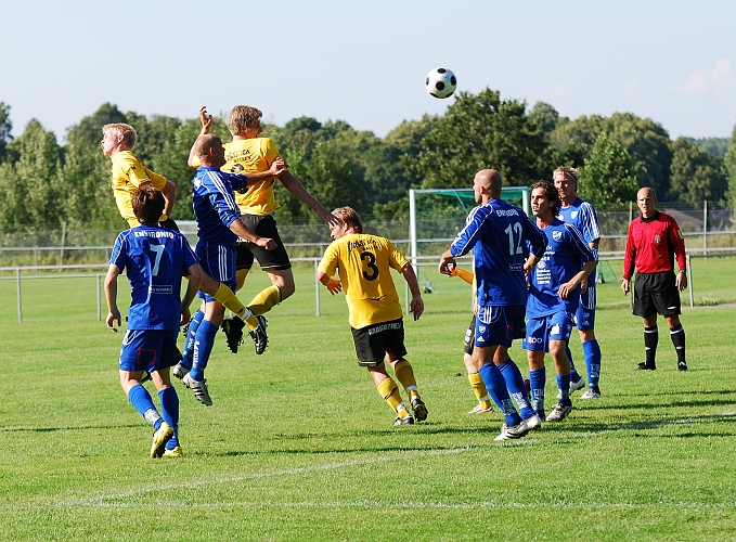 2009_0808_38.JPG - Södra låg på för reducering, här genom Jocke Bohman som nickar bollen mot mål