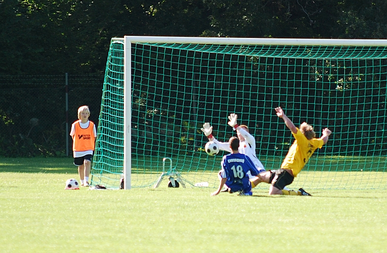 2009_0808_40.JPG - Spiken i kistan, Ölme gör 3-0 på en kontring