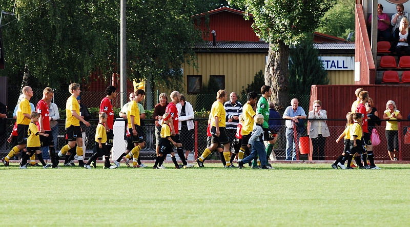 2009_0812_185722AA.JPG - Lagen marscherade gemensamt in på planen