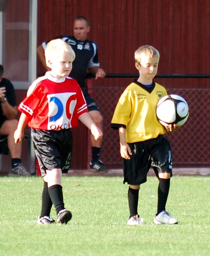 2009_0812_190253AA.JPG - Matchbollen på väg till mittcirkeln