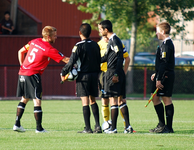 2009_0812_190311AA.JPG - Lagkaptenerna hälsar på varandra och på domarna