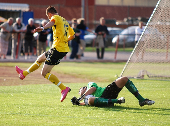 2009_0812_190526AA.JPG - Kungsörs målvakt hinner ut och tar bollen före Miralem Malic